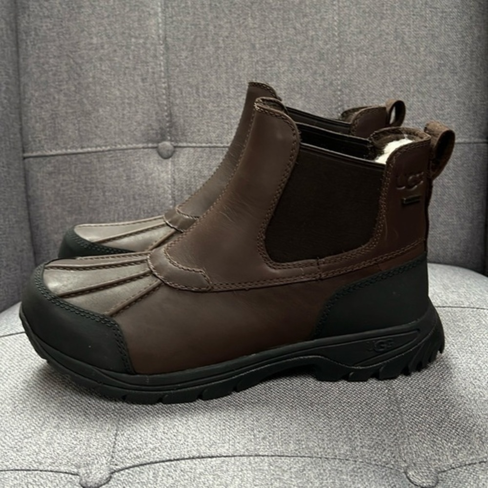 UGG MEN'S BUTTE CHELSEA BOOTS size 7/8